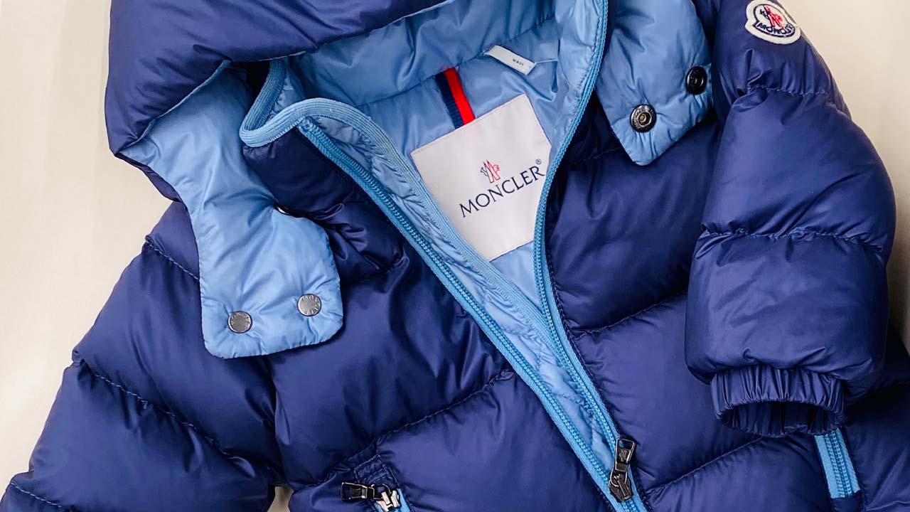 Foto de jaqueta Puffer da Moncler uma das principais marcas de luxo da Seleção Black Week Top Brands do Etiqueta Única.