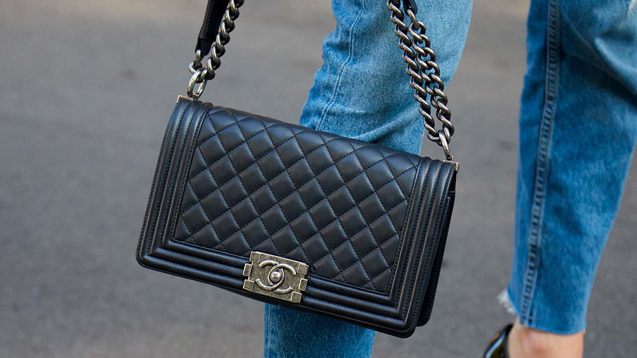 Chanel na Black Friday 2024 do Etiqueta Única: descubra porque vale a pena investir na Bolsa Boy.