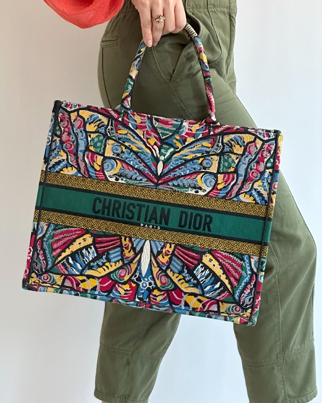 Bolsa Dior Book Tote. Clique na imagem e confira mais modelos!