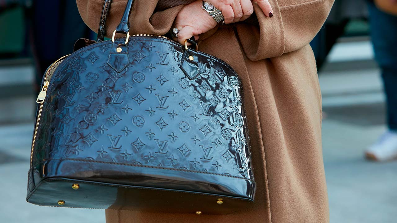 saiba quais são as bolsas de verniz clássicas das marca de luxo como Chanel, Dior, LV para investir na black friday.