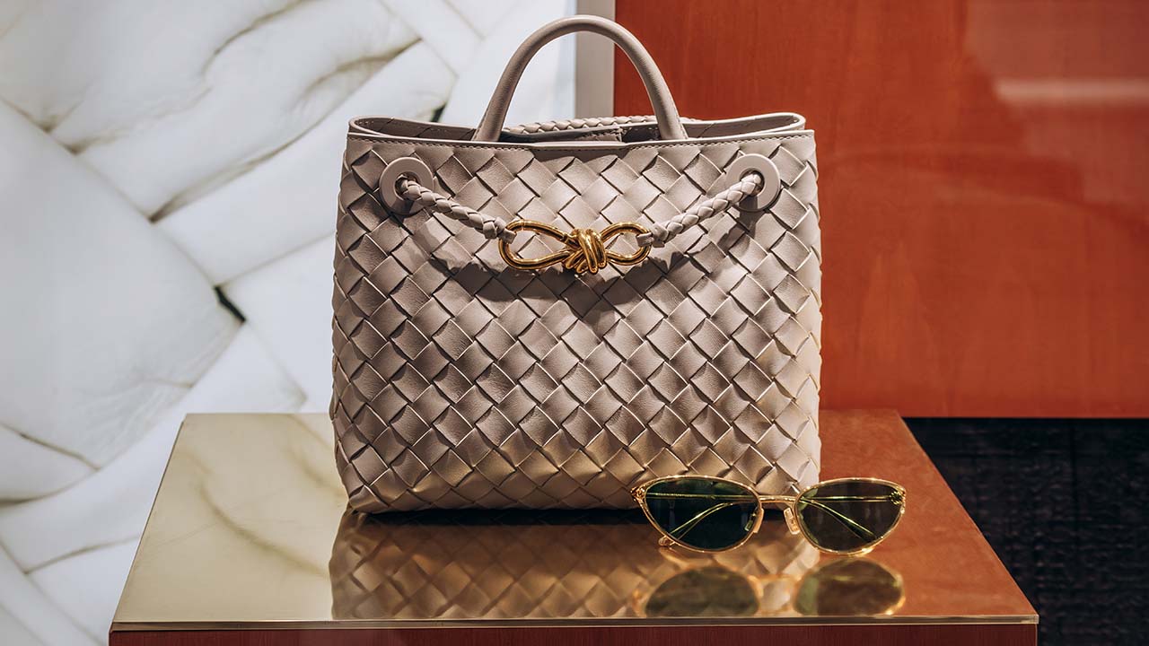 Modelos clássicos de bolsas da Bottega Veneta na Black Friday 2024 para investir como primeiro acessório de luxo.