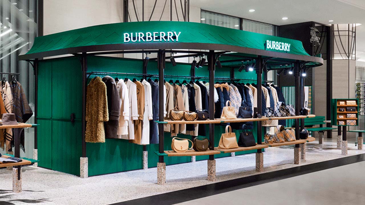 Foto da pop-up da Burberry inspirada em parques britânicos.