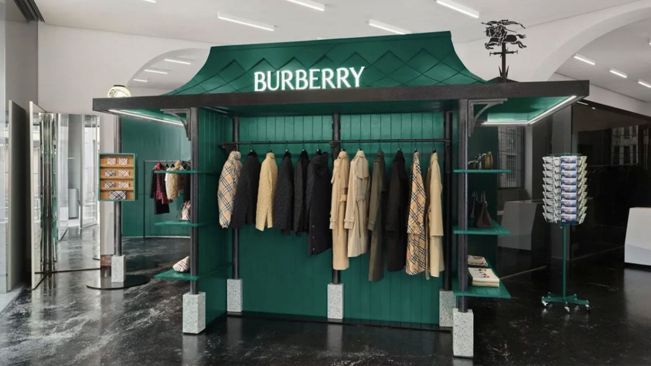 Foto da pop-up da Burberry inspirada em parques britânicos.