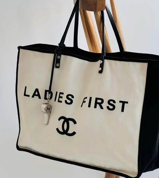 Foto da bolsa sacola Ladies First um dos modelos de Shopper Bags da Chanel na Black Friday do Etiqueta Única.