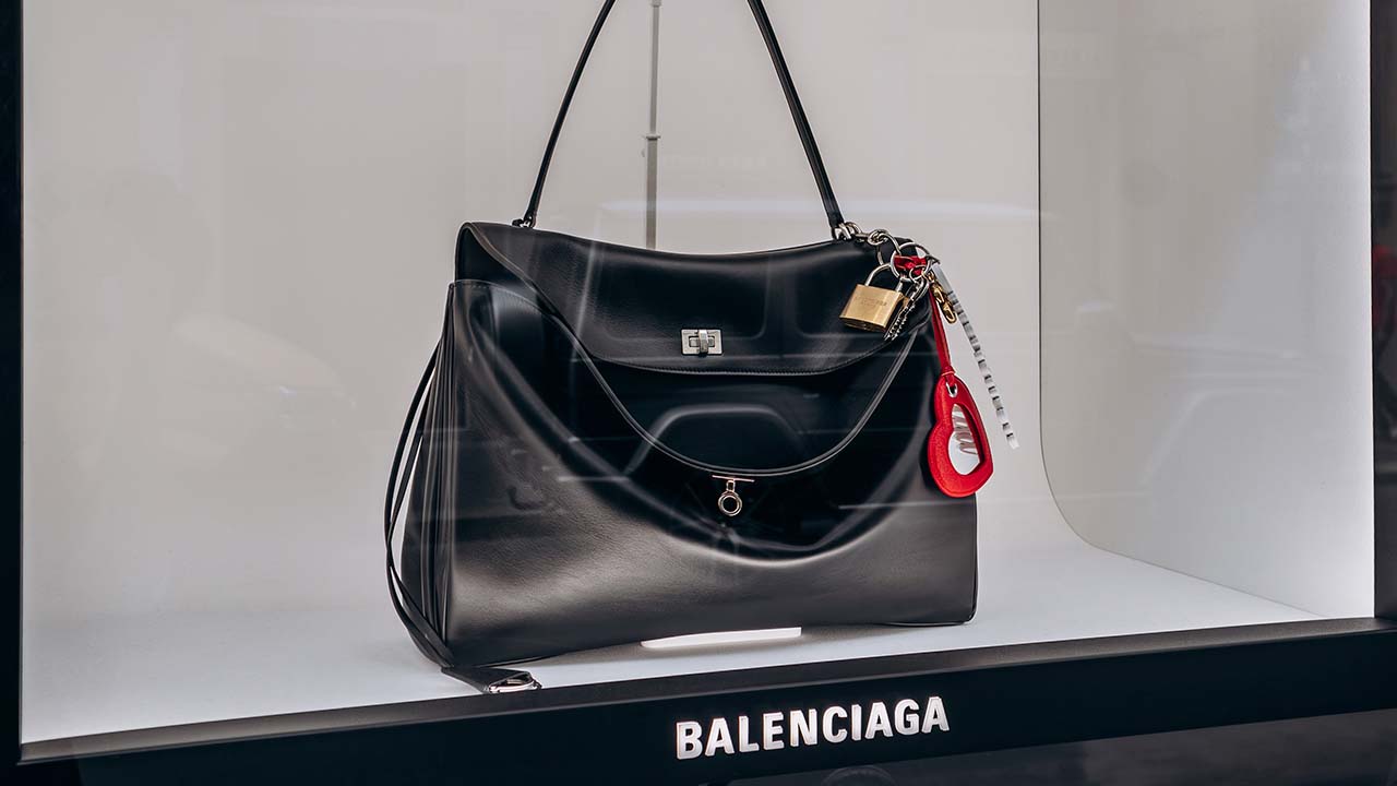 balenciaga-na-cyber-monday-saiba-o-que-vale-a-pena-aproveitar-de-bolsas-e-tenis-mais-famosos