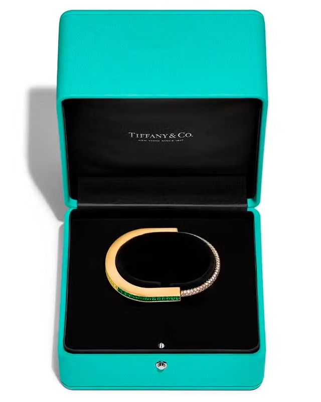 Bracelete Tiffany & Co Lock exclusivo da flagship brasileira. Clique na imagem e confira criações da marca! (Foto: Reprodução/Vogue.globo.com)