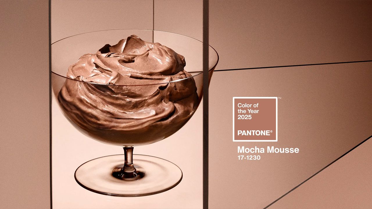 PANTONE 17-1230 Mocha Mousse, a cor do ano de 2025. (Foto: Reprodução/Pantone.com)