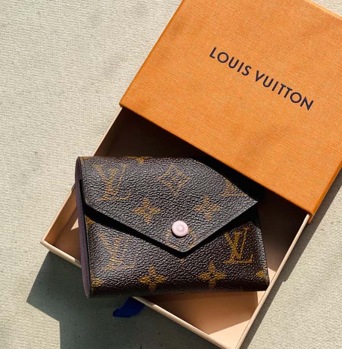 Foto de carteira feminina da Louis Vuitton.