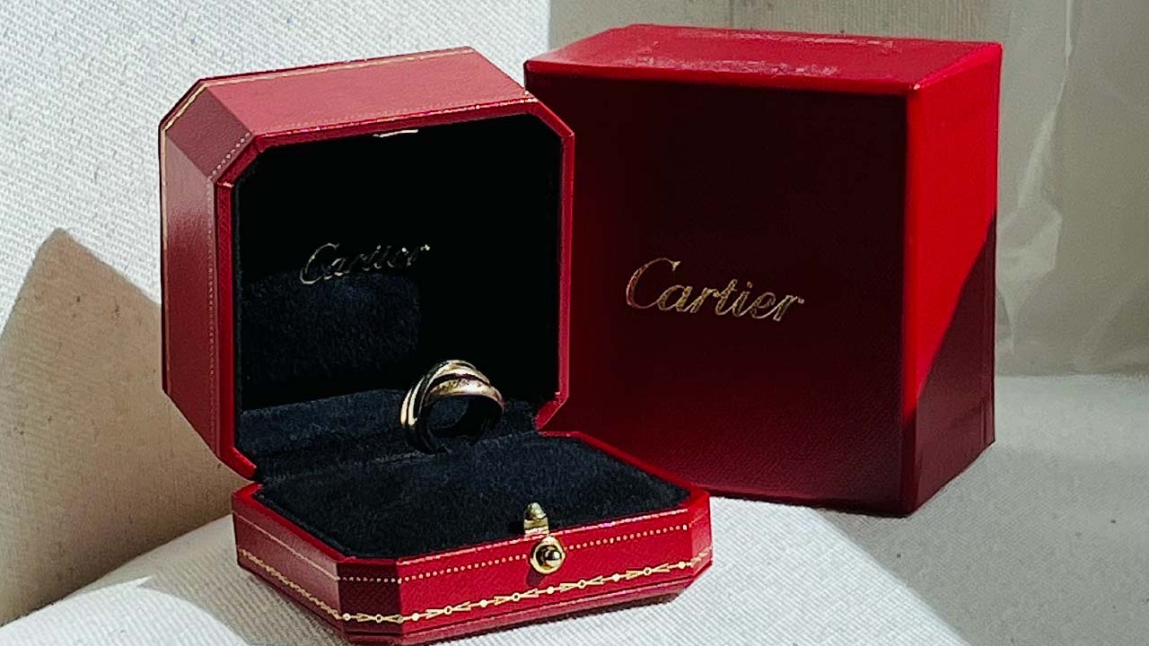 Foto de Anel Trinity uma das joias Cartier mais fáceis de revender em brechós e portais second hand como o Etiqueta Única.