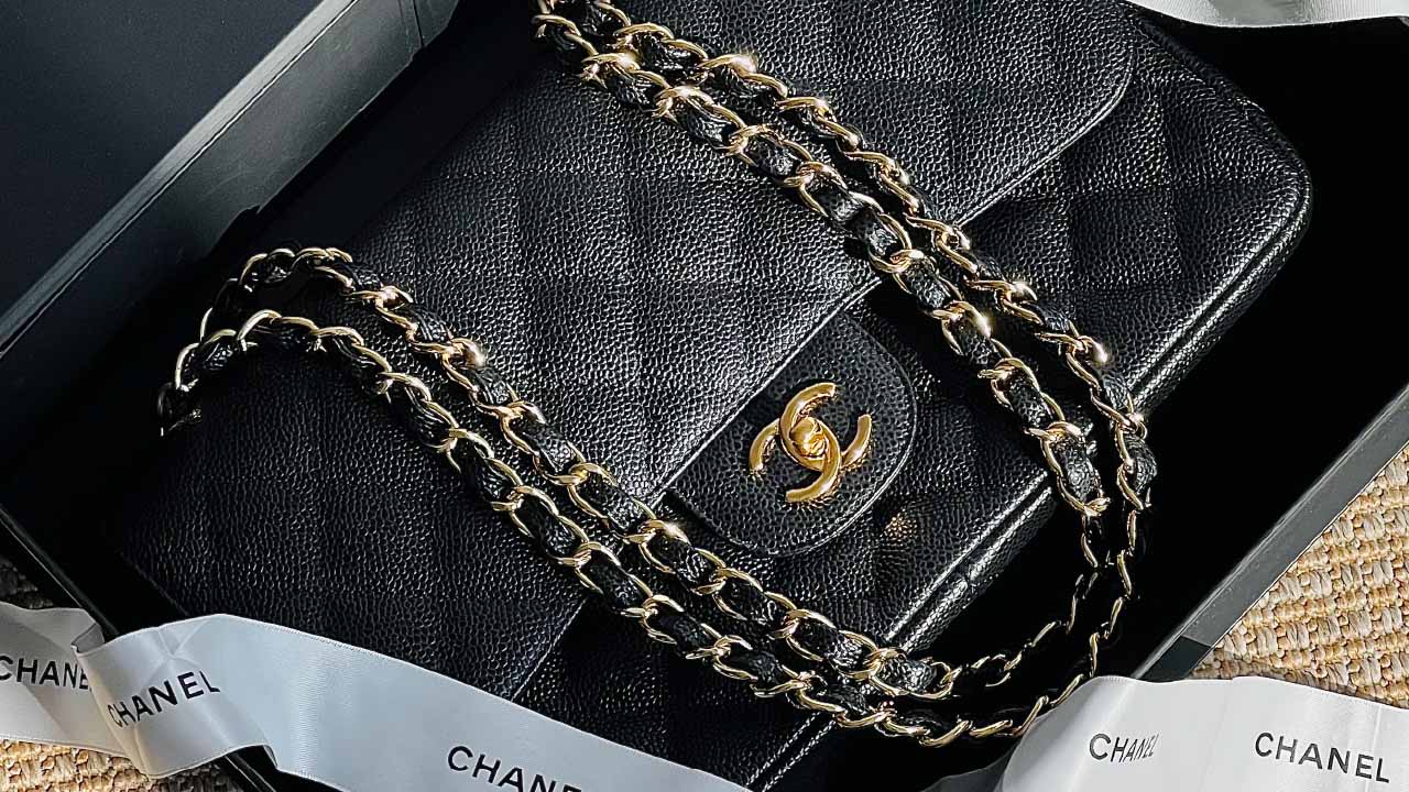 Foto de Bolsa Double Flap da Chanel uma das marcas de luxo mais fáceis de revender em brechós e portis second hand como o Etiqueta Única.