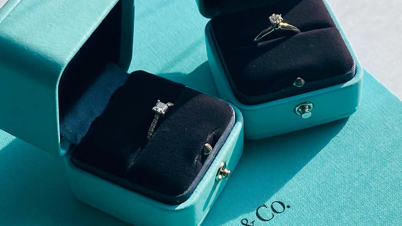 Foto de anéis da Tiffany, uma das marcas mais fáceis de revender em brechós online como o Etiqueta Única.