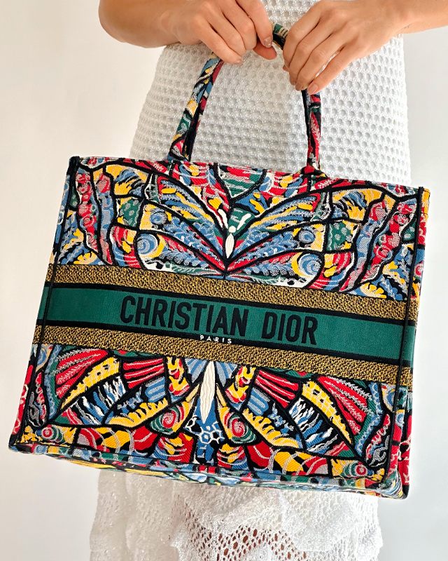 Bolsa Dior Book Tote. Clique na imagem e confira mais modelos da marca!