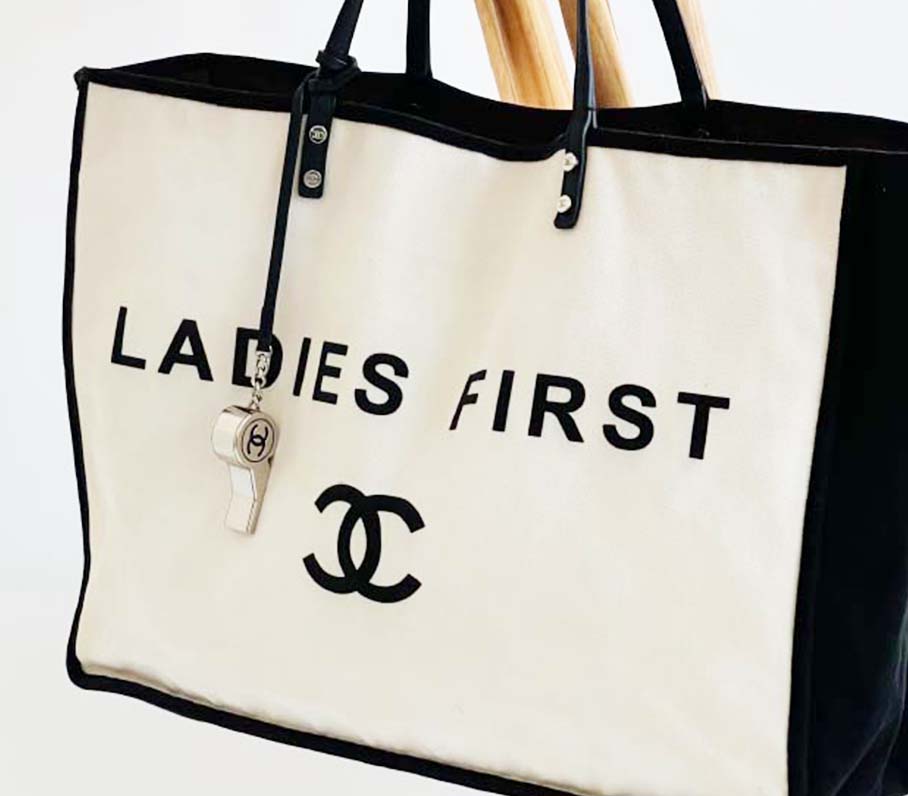 Foto do modelo Ladies Firts uma das bolsas para praia da Chanel.