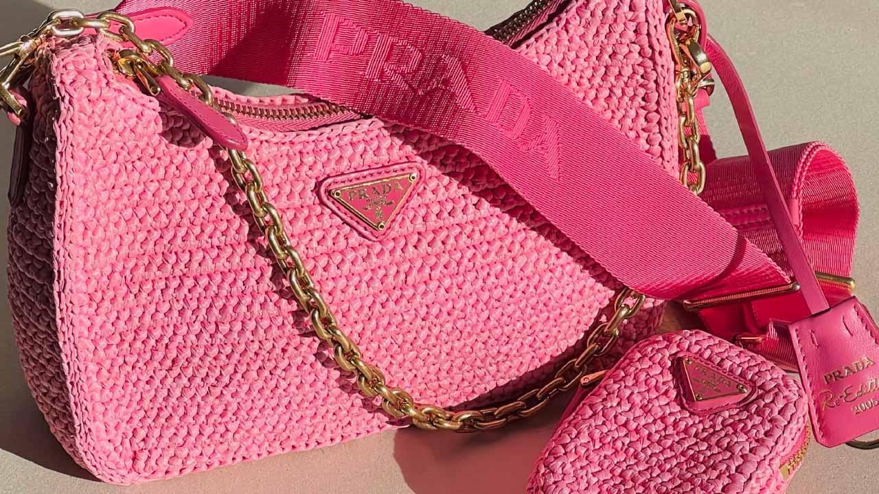 Foto de uma das bolsas para o verão da Prada feita de crochê.