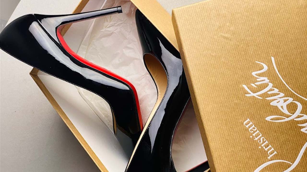 Foto de scarpin da Christian Louboutin, uma das marcas de sapatos de luxo mais fáceis de revender em brechós como o Etiqueta Única.