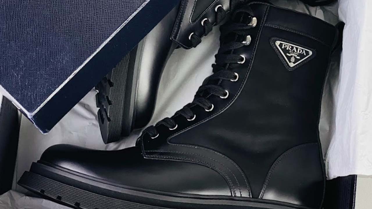 Foto de Bota da Prada, uma das marcas de sapatos de luxo mais fáceis de revender em brechós como o Etiqueta Única.