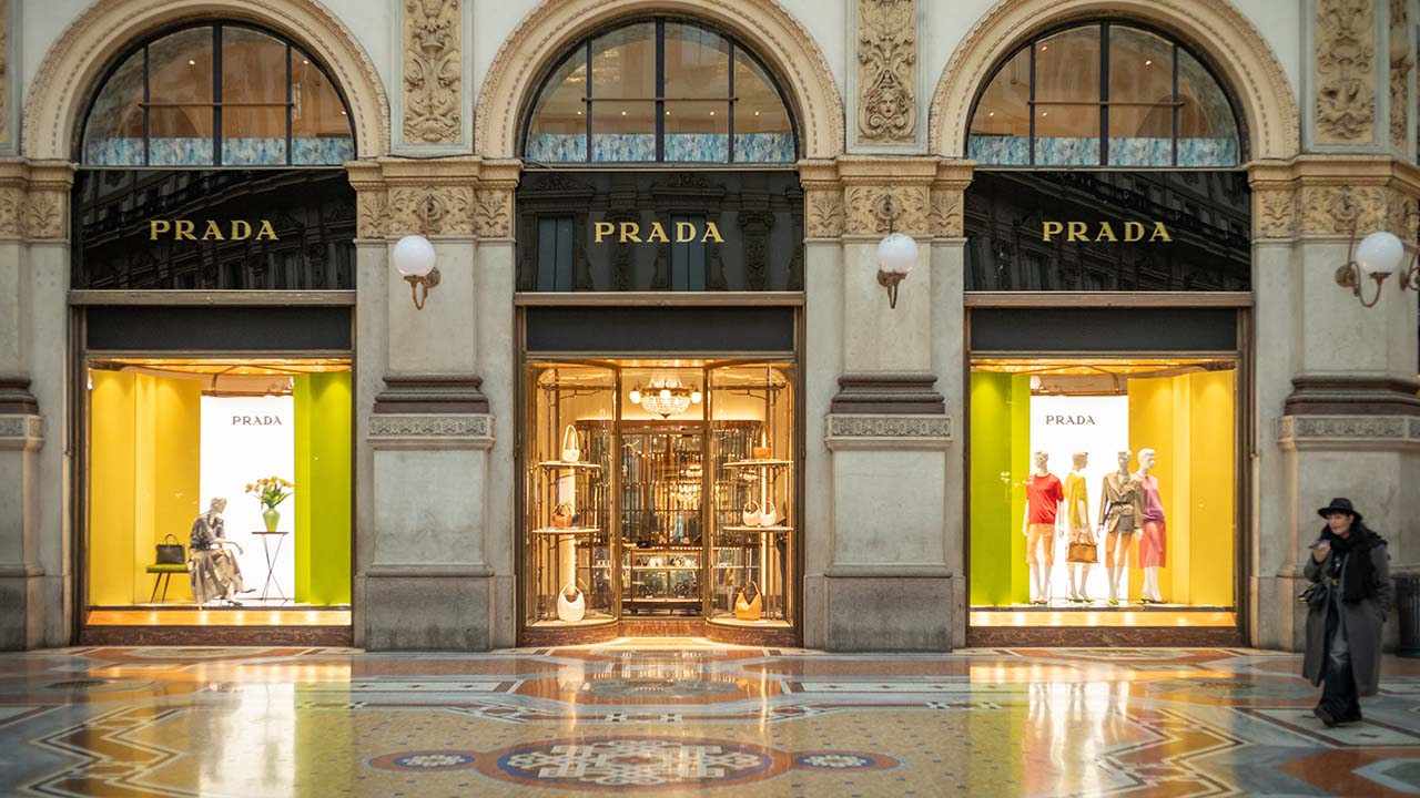 Foto da maior loja da marca Prada localizada na Galleria Vittorio Emanuele II.