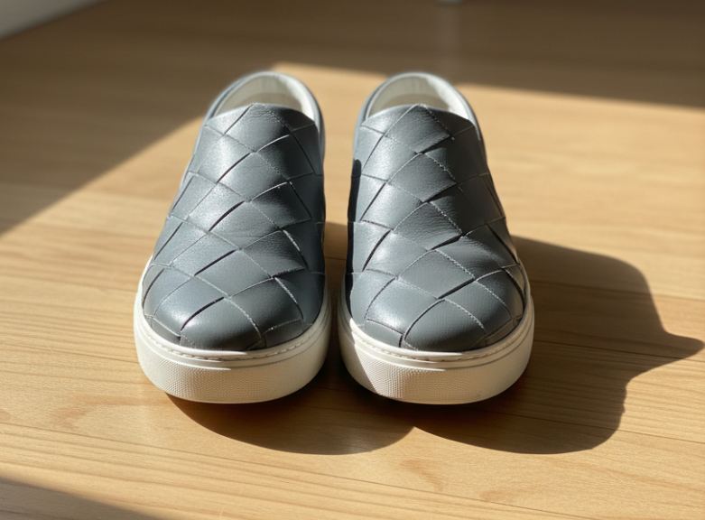 Foto de um dos tênis de luxo da Bottega Veneta modelo slip on perfeito para verão.