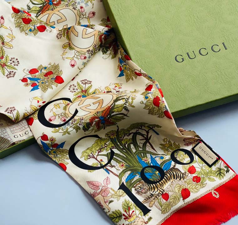 Foto de lenço com estampa floral, um dos acessórios da Gucci na Summer Sale.