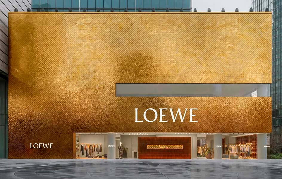 Foto da fachada com cerâmica dourada da Flagship Loewe em Xangai.