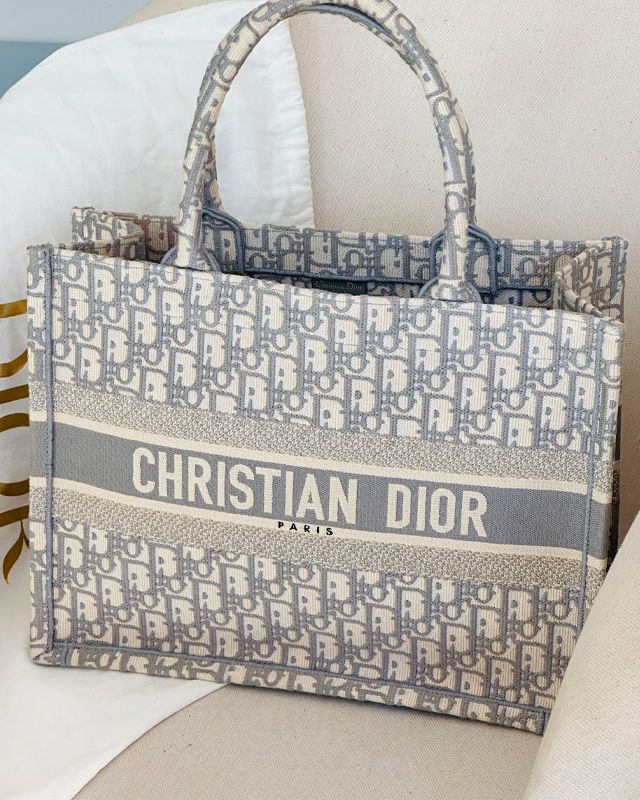 Bolsa Dior Book Tote. Clique na imagem e confira mais modelos da marca!