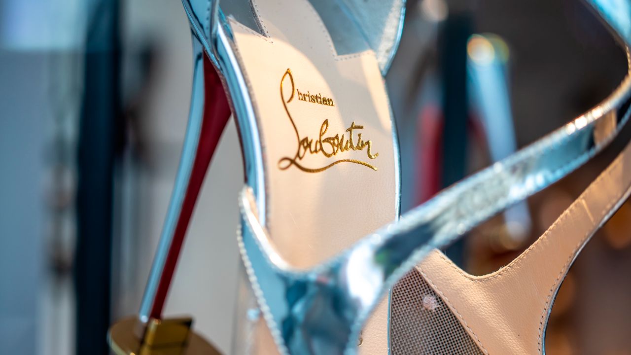 capa do post sobre parceria entre christian louboutin e maison margiela