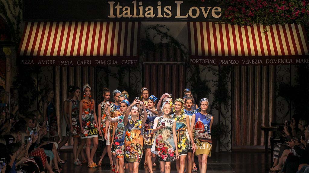 Foto de desfile da Dolce e Gabbana que celebra a Itáiia.