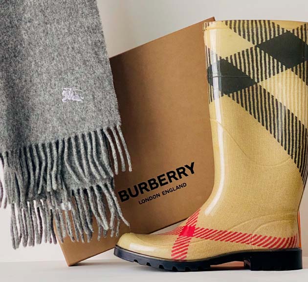 Foto de acessórios que a Burberry vende: botas e cachecol.