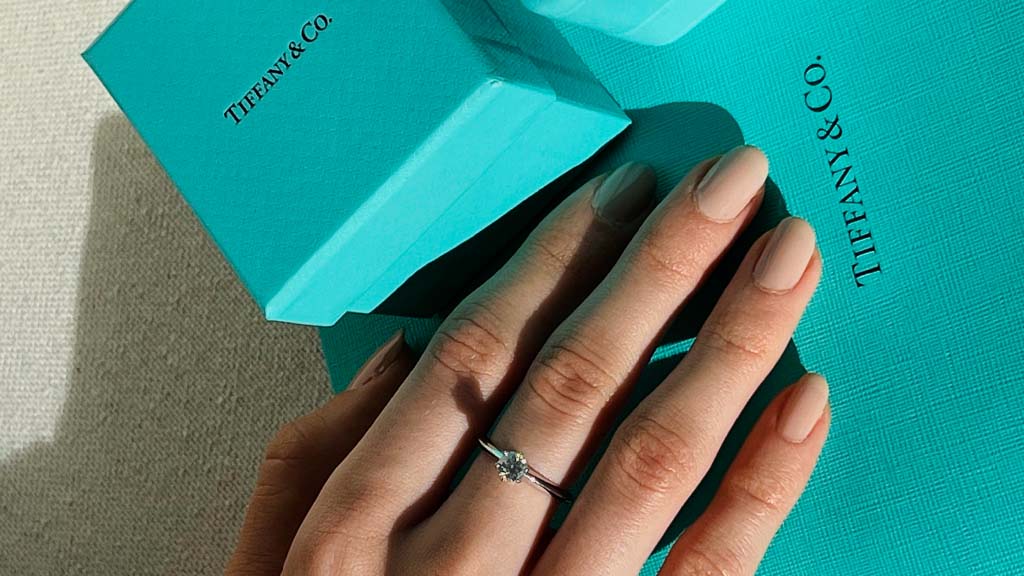 Foto do anel de noivado da Tiffany & Co, marca que tem como dono o grupo LVMH.