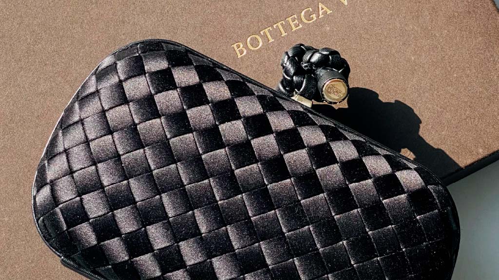 Foto da clutch Knot da Bottega Veneta que tem origem italiana.