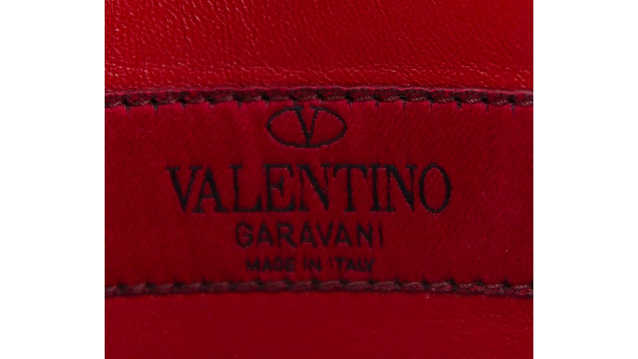 Foto de etiqueta interna da valentino garavani que ajuda a diferenciar as duas marcas valentino e mario valentino.