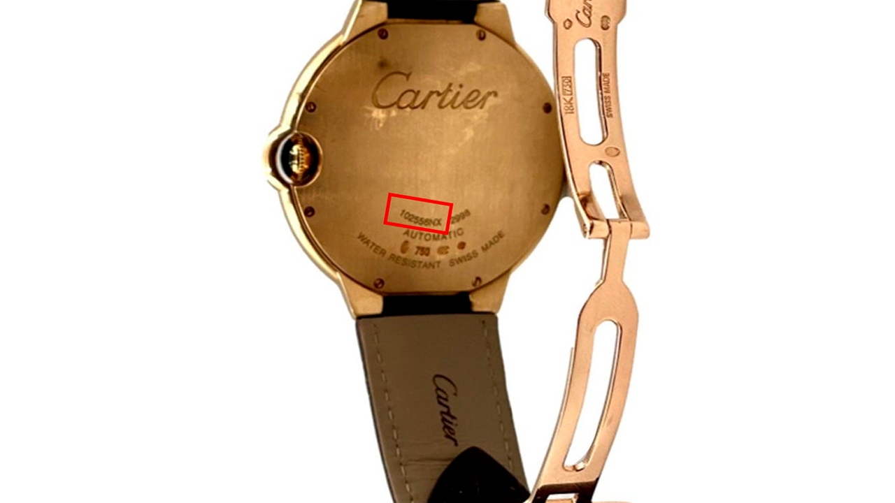 Relógios autênticos Cartier possuem um número de série de seis números e duas letras na parte traseira da caixa. Clique na imagem e confira mais modelos da marca!
