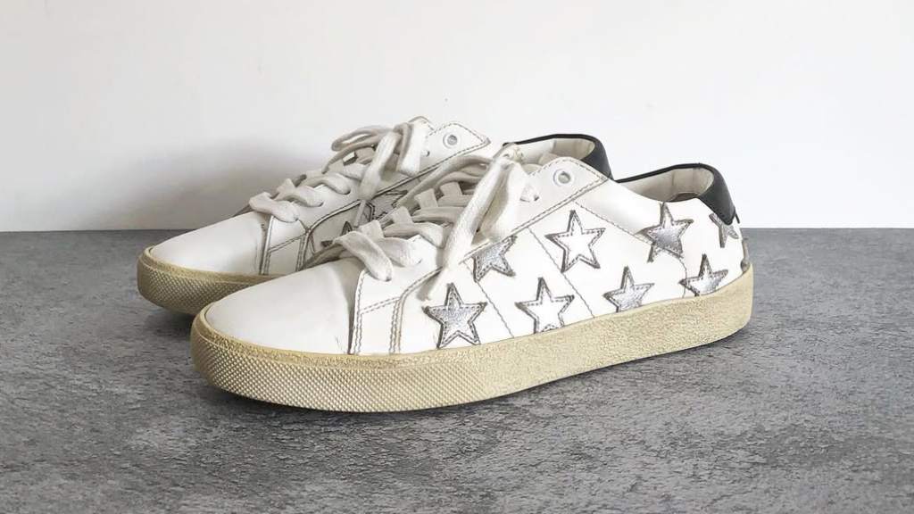 Foto do Tênis Court um dos acessórios Saint Laurent mais procurados na SUper Sale Mês das Mães do Etiqueta Única.