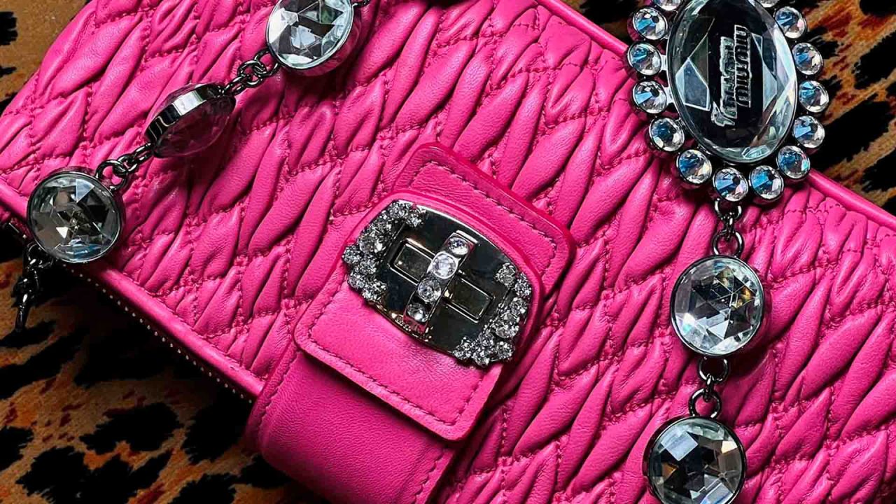 Foto de uma bolsa Miu Miu, uma das top marcas de bolsas italianas de luxo.