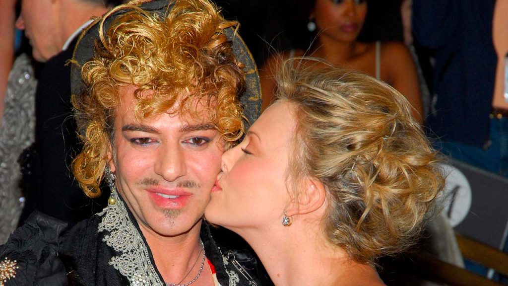 Foto do estilista John Galliano que criou o Vestido de Jornal da Dior usado por Jenna Ortega.