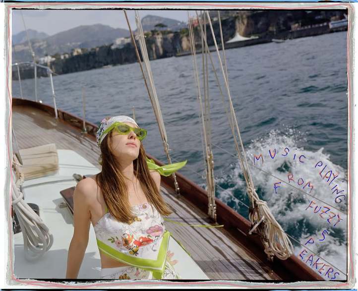 Foto da atriz  Daisy Edgar-Jones estrela da Nova Campanha da Gucci Verão 2025.