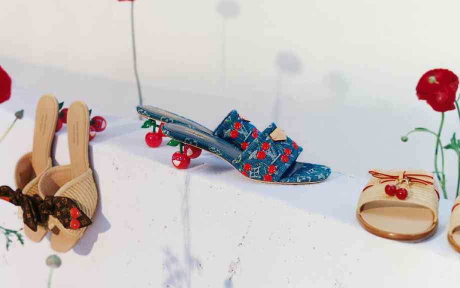 Foto com sapatos com estampa de cereja.