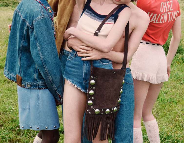 Foto da Nova Bolsa Valentino Garavani Nellcôte: o modelo de camurça com franjas.