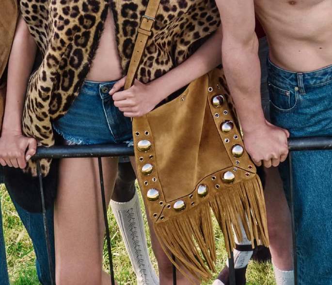 Foto da Nova Bolsa Valentino Garavani Nellcôte: o modelo de camurça com franjas, modelo boho/chic para 2025.