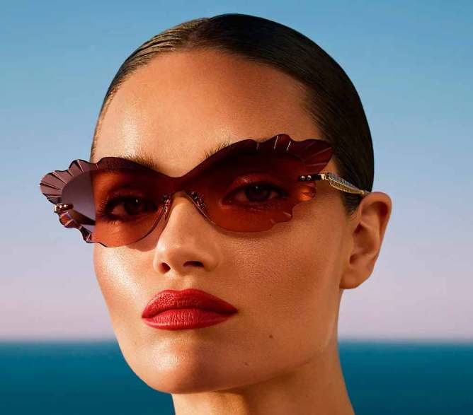 Foto da primeira coleção de óculos de sol da marca de sapatos de luxo Aquazzura.