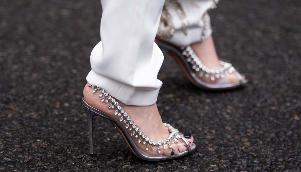 aquazzura-marcas-de-sapatos-de-luxo-lanca-linha-de-oculos-de-sol-120525