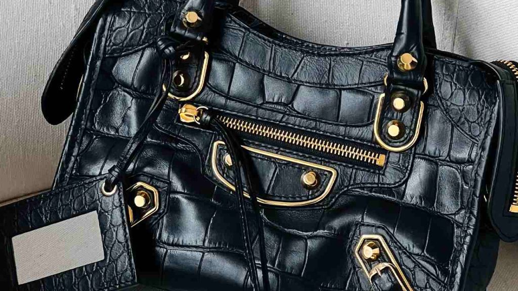 Foto da City uma das bolsas famosas da Balenciaga que continuam em alta em 2025.