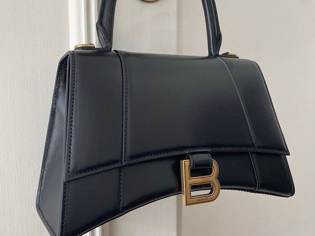 Foto da bolsa Balenciaga Hourglass, um dos modelos mais famosos da marca.