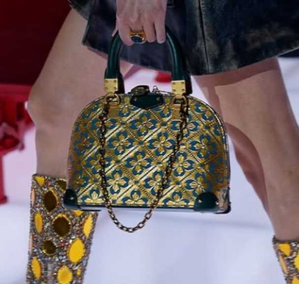 Foto da bolsa Alma da Louis Vuitton no desfile Cruise 2026.