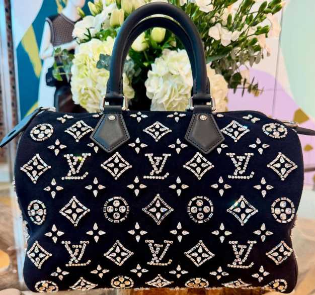 Foto do modelo Iced Out Speedy 30 Bandoulière com monogramas da louis vuitton em cristais.