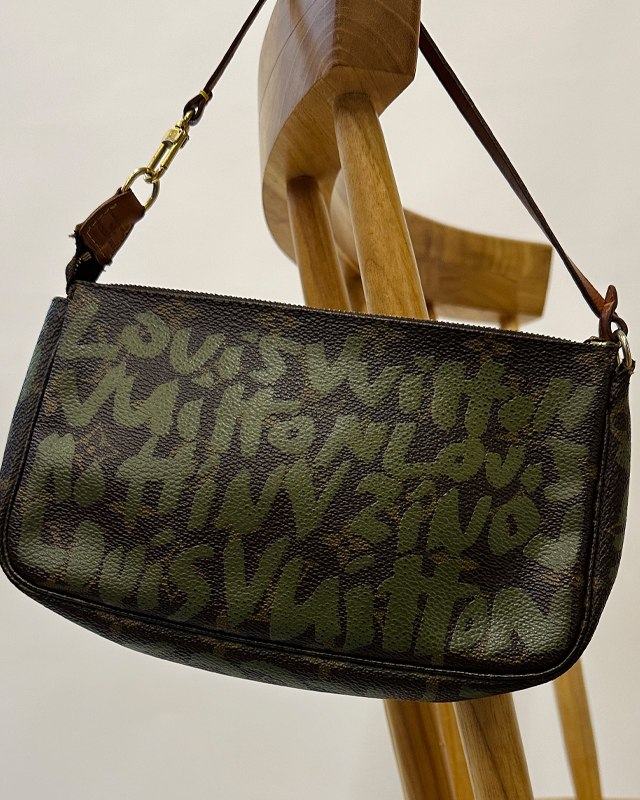 Bolsa Louis Vuitton Pochette Accessories. Clique na imagem e confira mais modelos da marca!