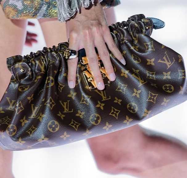 Foto de bolsa Louis vuitton no desfile Cruise 2026.