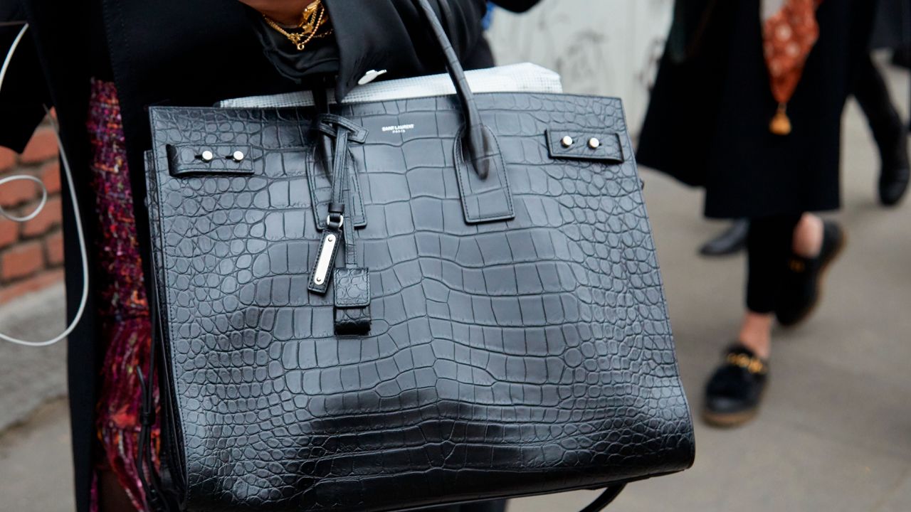 capa do post sobre bolsas clássicas de marcas de luxo na super sale dos namorados