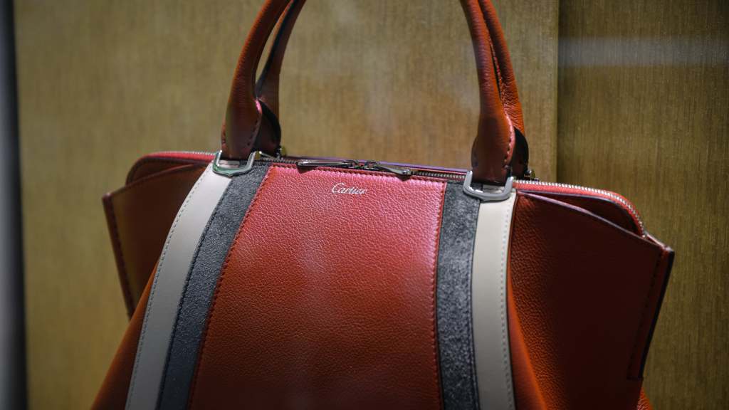 cartier-lanca-colecao-de-bolsas-joias-e-voce-precisa-conhecer-090525