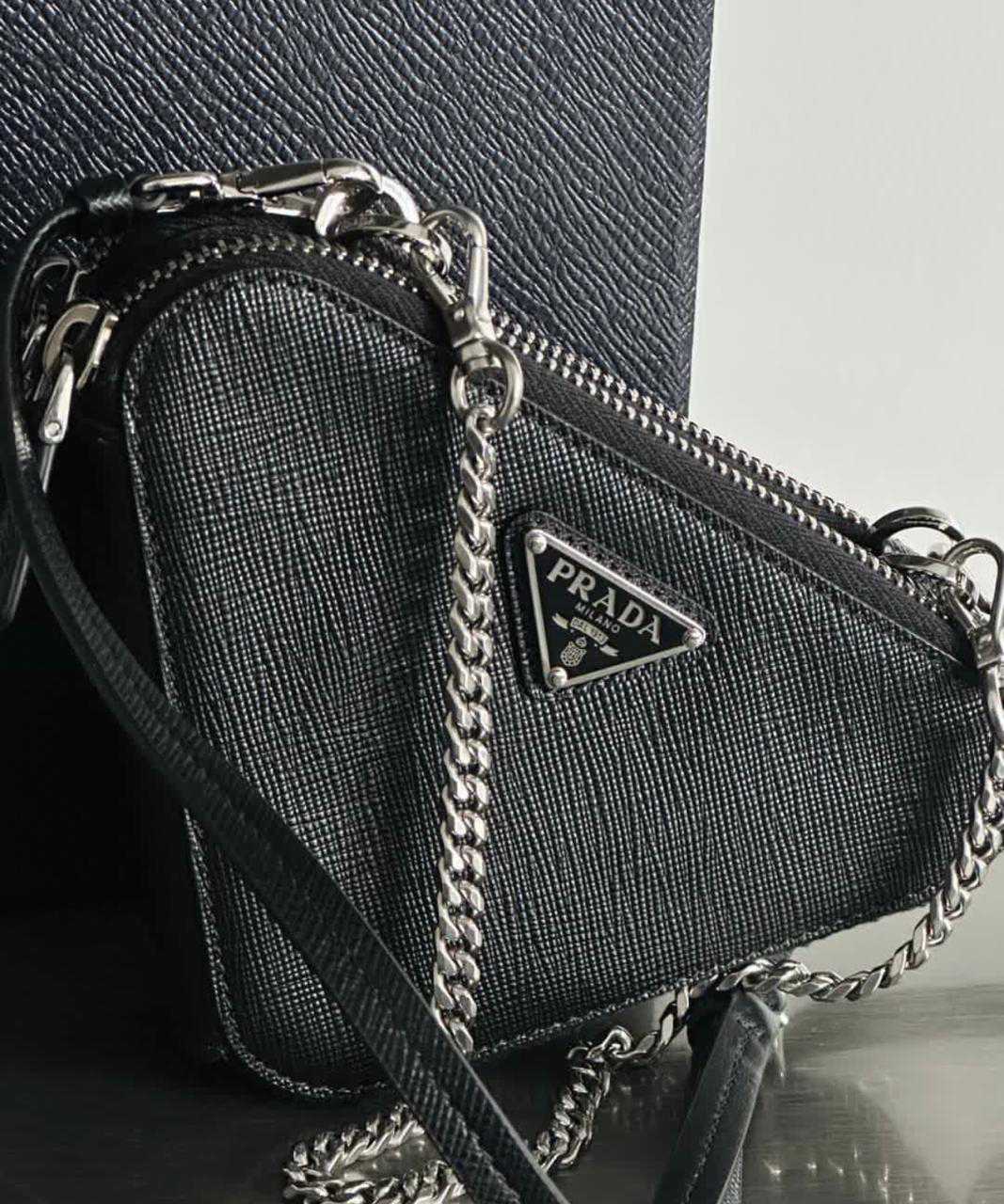 Foto de Bolsa Prada, um dos acessórios de luxo second hand para o dia dos namorados.